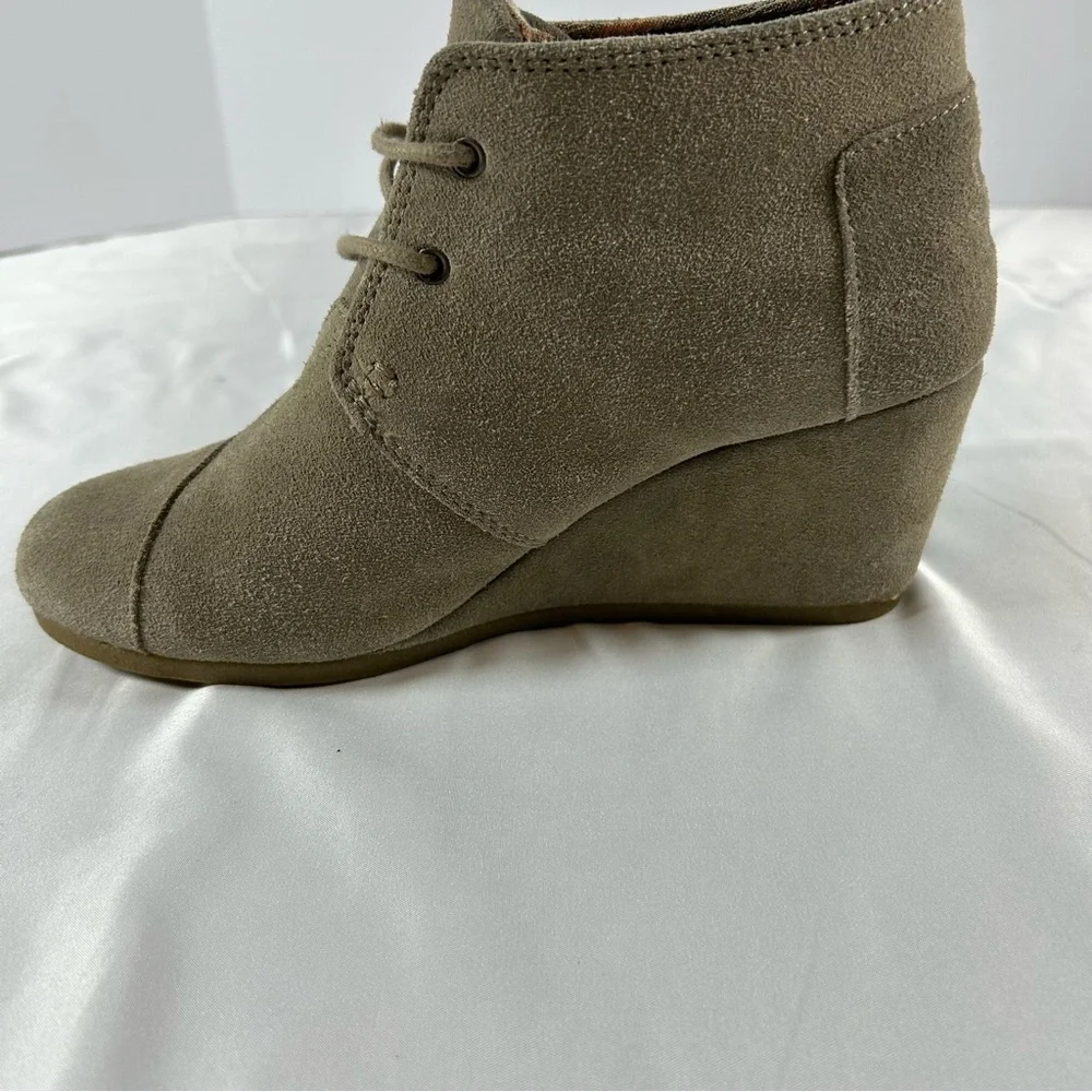 TOMS Women’s Suede LaceUp Wedge Ankle Bootie Comfortable, Size 8‎